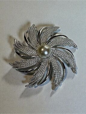 Sara Coventry Vintage Silver Tone Pearl Spinner Swirled Sunburst Brooch Pin